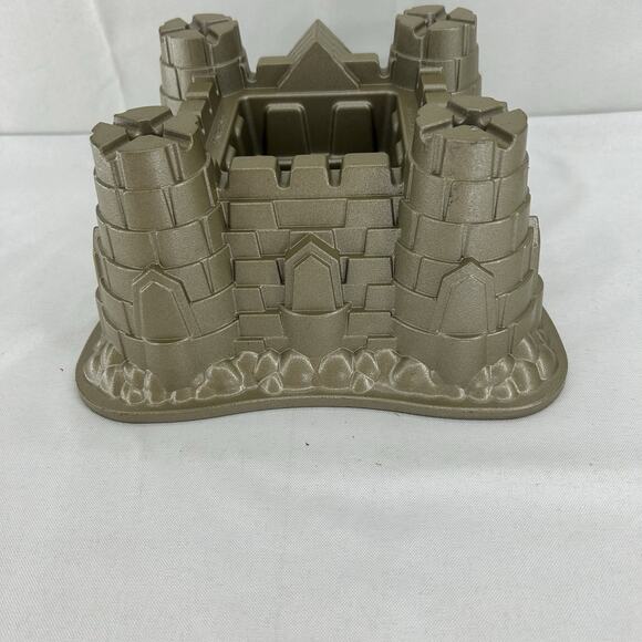 Nordic Ware Castle Bundt Cake Pan 10 Cup Cast Aluminum USA - Picture 3 of 14